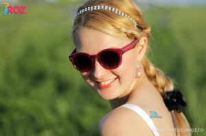 fata blonda cu ochelari roz