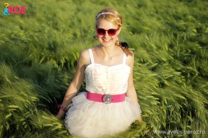 fata blonda cu rochie alba
