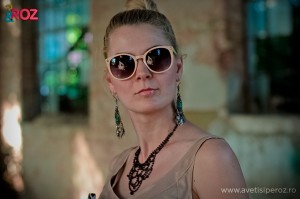 fata blonda cu ochelari de soare zarafata blonda cu ochelari de soare zara