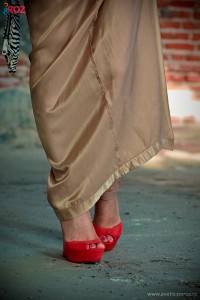 pantofi portocalii si rochie gold