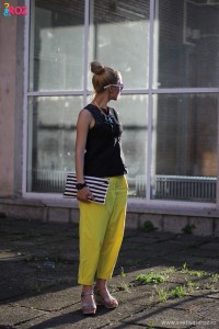 tinuta cos cu pantaloni galbeni si clutch marinaresc