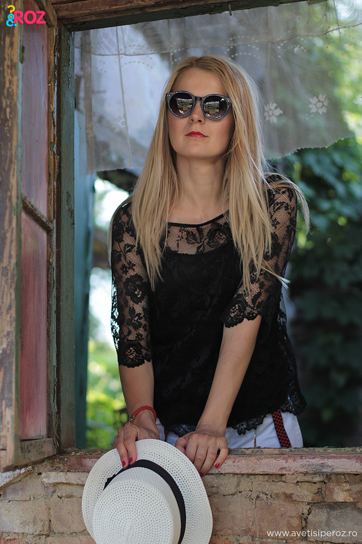 tinuta de vacanta cu palarie soare si bluza de dantela