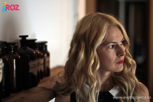 fata blonda cu guleras