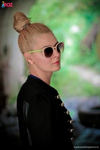 fata blonda cu sacou