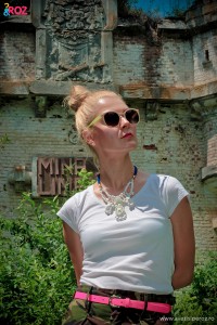 tricou alb si colier statement de plastic
