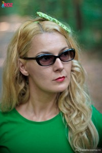 blonda cu ochelari mango