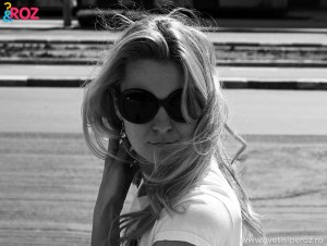 blonda cu ochelari de soare mari