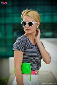 bluza cu dungi si ochelari de soare albi