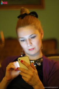 fata cu iphone