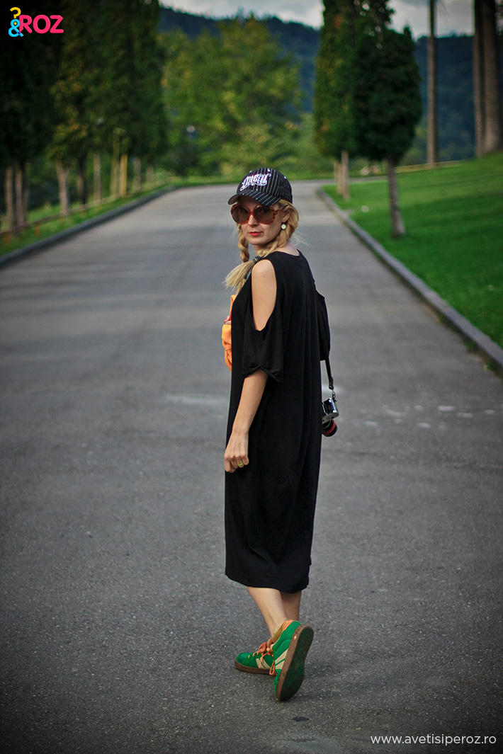 rochie asos neagra si pantofi sport
