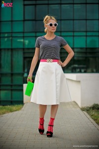 tinuta casual cu o fusta alba