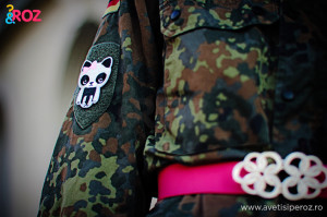 camasa camuflaj si curea roz