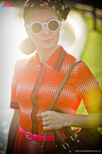 ochelari retro albi si rochie rosie