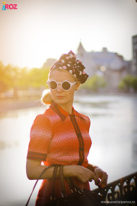 rochie retro si esarfa cu buline