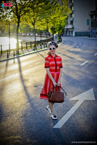 rochie rosie cu buline si curea roz