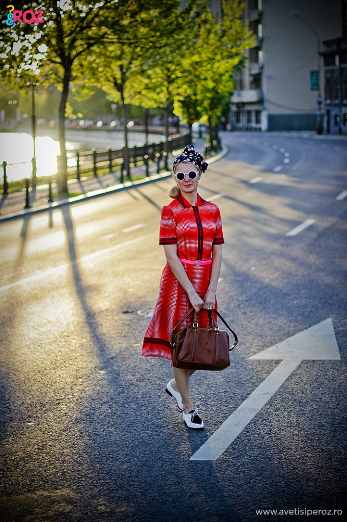 rochie rosie cu buline si curea roz