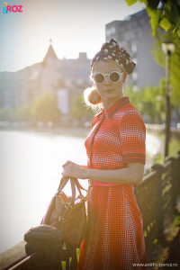 fashion blogger in tinuta retro casual