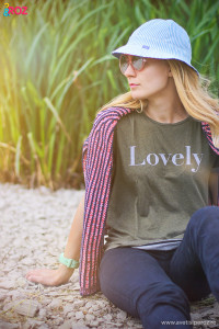 palarie soare less, jeansi si tricou
