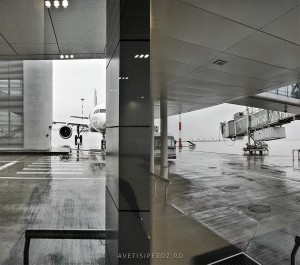 avion pe pista in aeroport