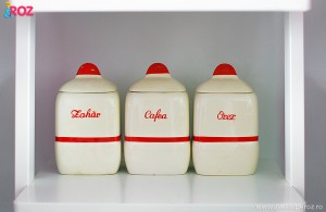 cutii vechi de cafea si zahar
