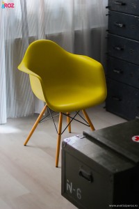 scaun eames si lada army