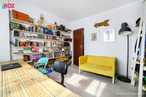 biblioteca din scanduri si canapea galbena ikea