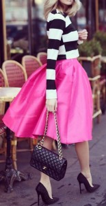 fusta roz si bluza cu dungi