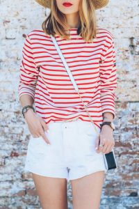 tricou in dungi si pantaloni scurti