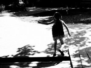 fetita in parc