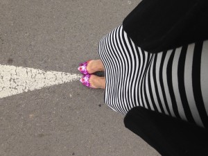 rochie cu dungi si tocuri