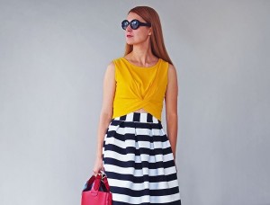 bluza galbena si fusta cu dungi