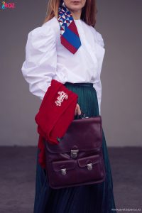 tinuta cu fusta plisata si camasa alba