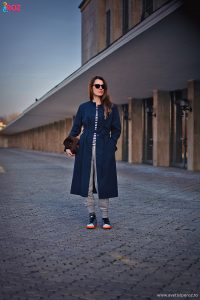 trench si pantofi sport