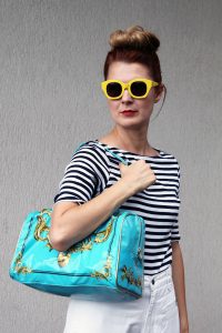 bluza cu dungi si ochelari galbeni