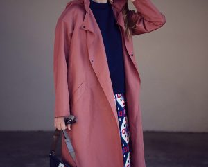tinuta cu un trench roz