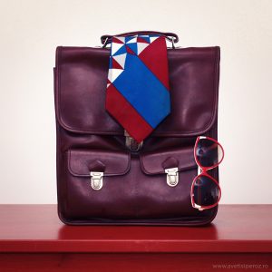 ghiozdan vintage si cravata cu model geometric