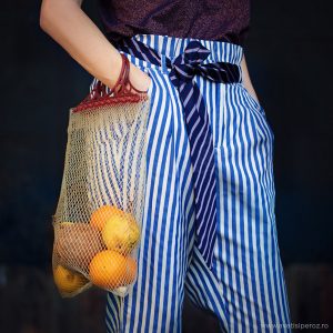 sacosa veche de plasa si pantaloni cu dungi