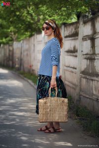 tinuta cu fusta plisata si bluza cu dungi