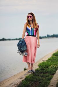 costum de baie si fusta plisata