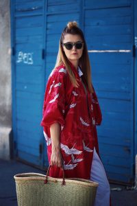 kimono rosu si pantaloni albi