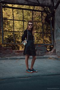 rochie neagra si pantofi sport