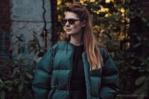 tinuta de toamna cu geaca grasa si ochelari retro