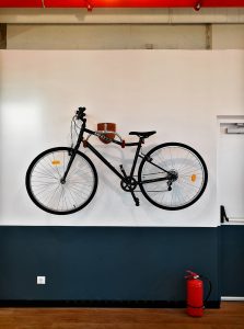 bicicleta pe perete