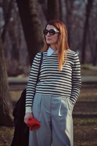 pulover in dungi si pantaloni gri