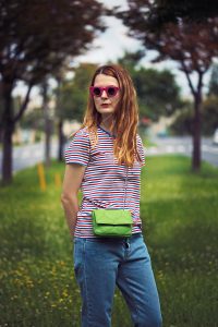 tricou cu dungi si blugi