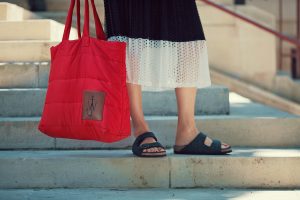 fusta sandro, sandale birkenstock si geanta de fas uniqlo x j.w. anderson