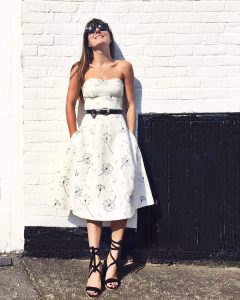 bloggeri de moda poarta alb
