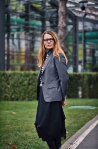 sacou, fusta si pulover in dungi