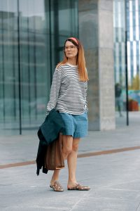 bluza cu dungi pantaloni scurti si papuci