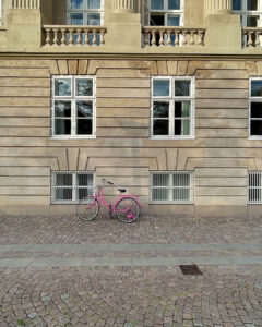 cladire in copenhaga si o bicicleta